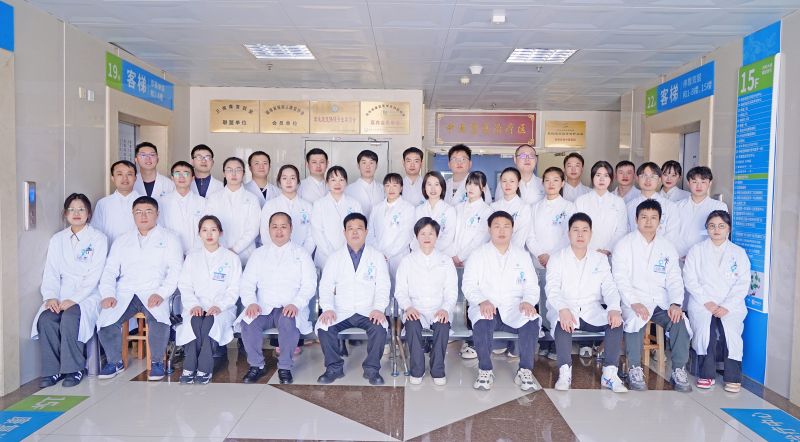针灸康复治疗中心合影.jpg